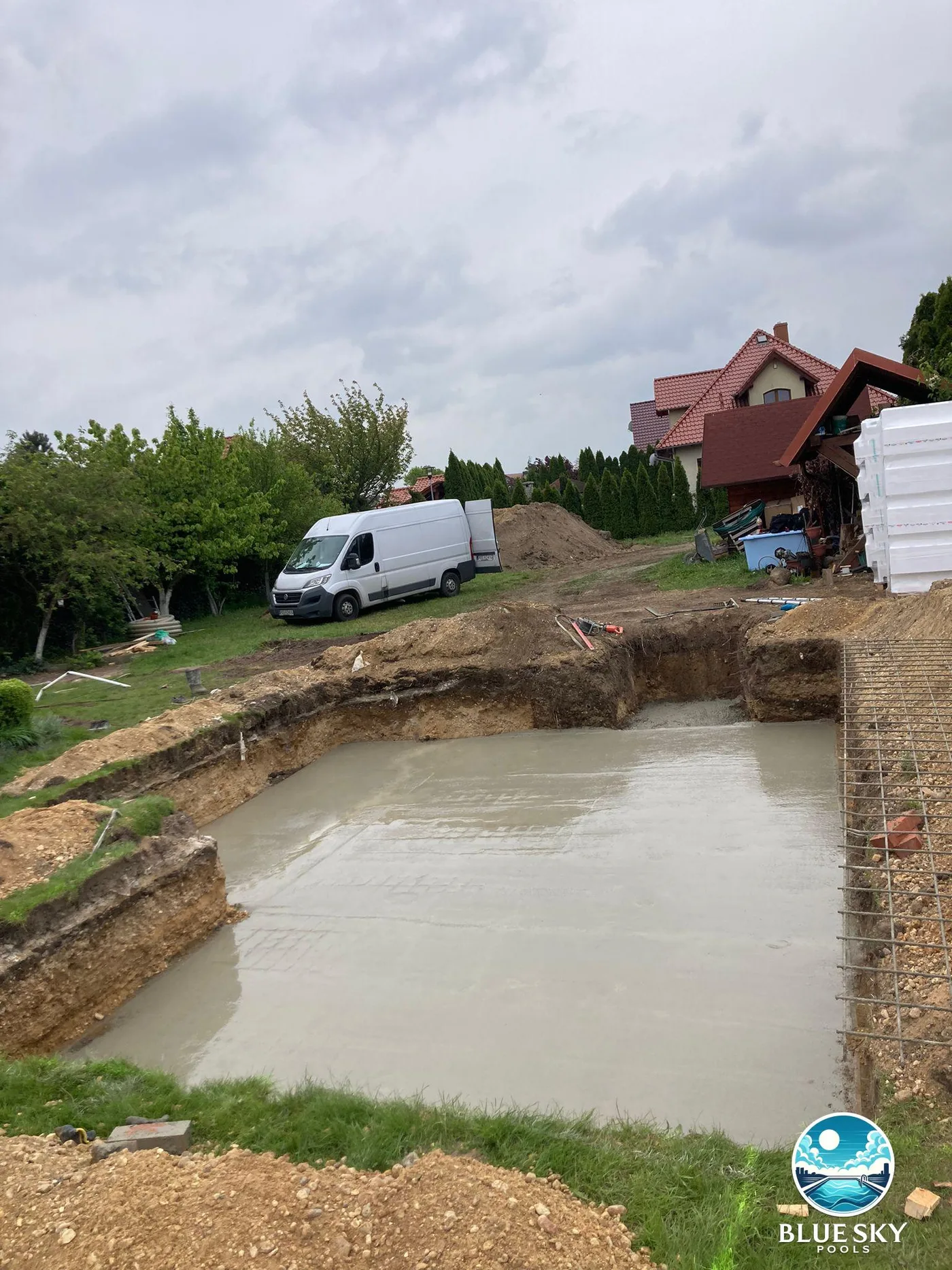 Budowa basenu — świeżo wylana płyta fundamentowa w procesie realizacji