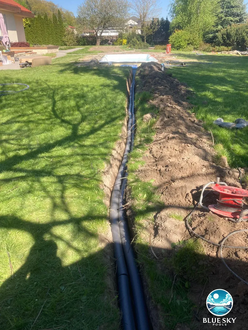 Instalacja drenażu i rury karbowanej przy budowie basenu — technika basenowa Blue Sky