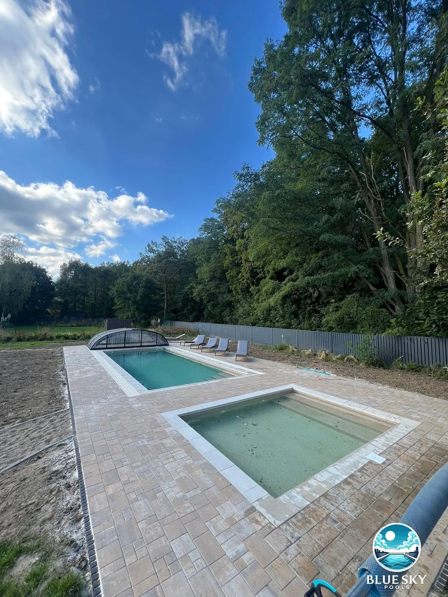 Basen betonowy z jacuzzi, przesuwnym zadaszeniem i leżakami tarasowymi