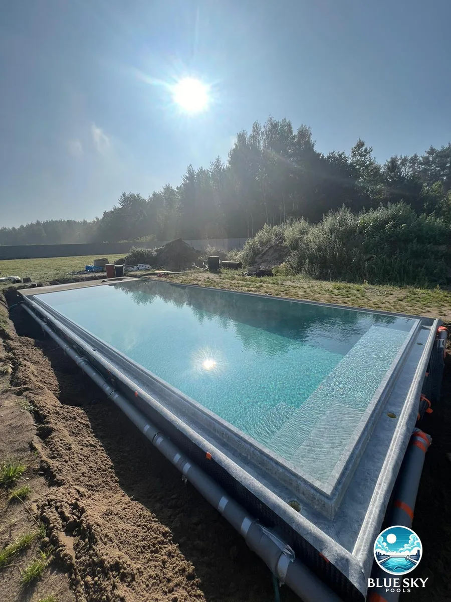 Basen betonowy z szarą folią w trakcie budowy