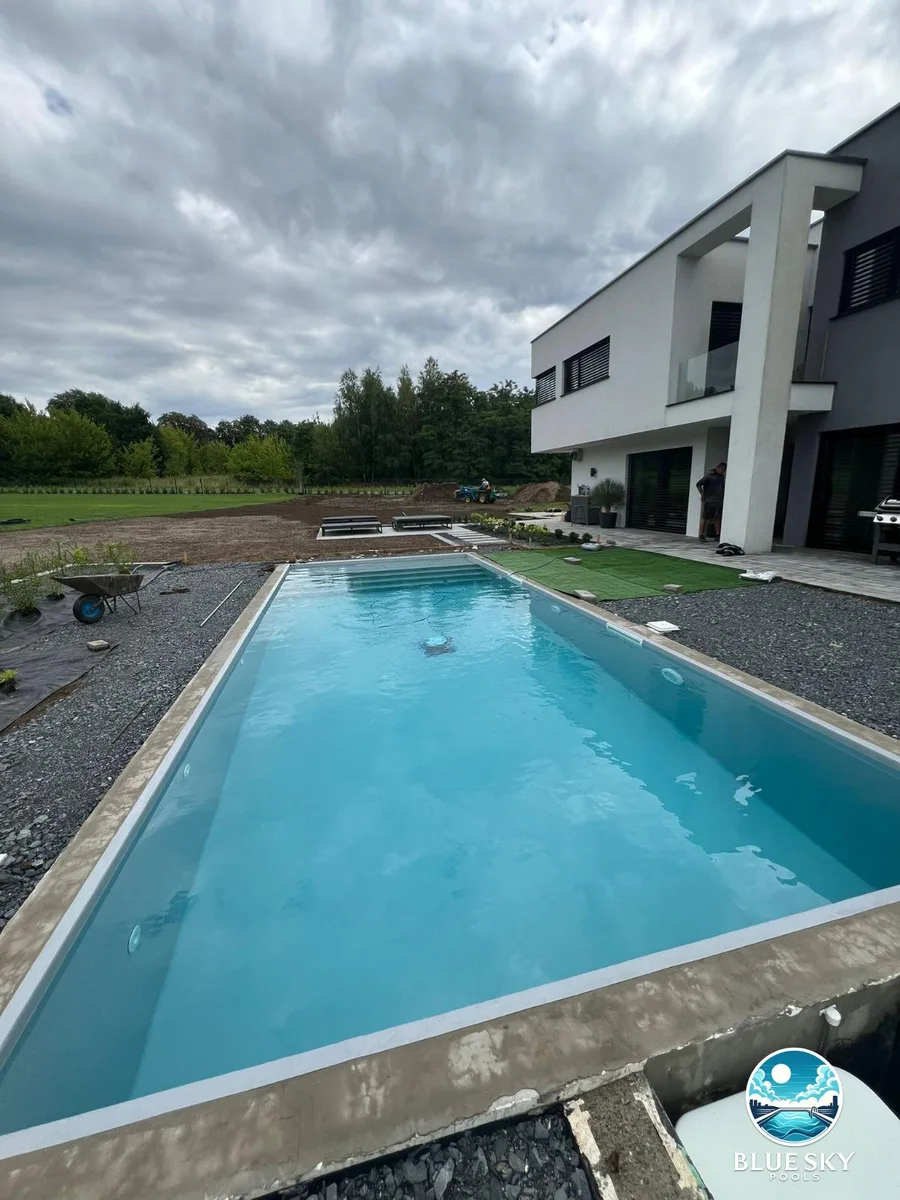 Basen betonowy z niebieską folią PVC w trakcie budowy