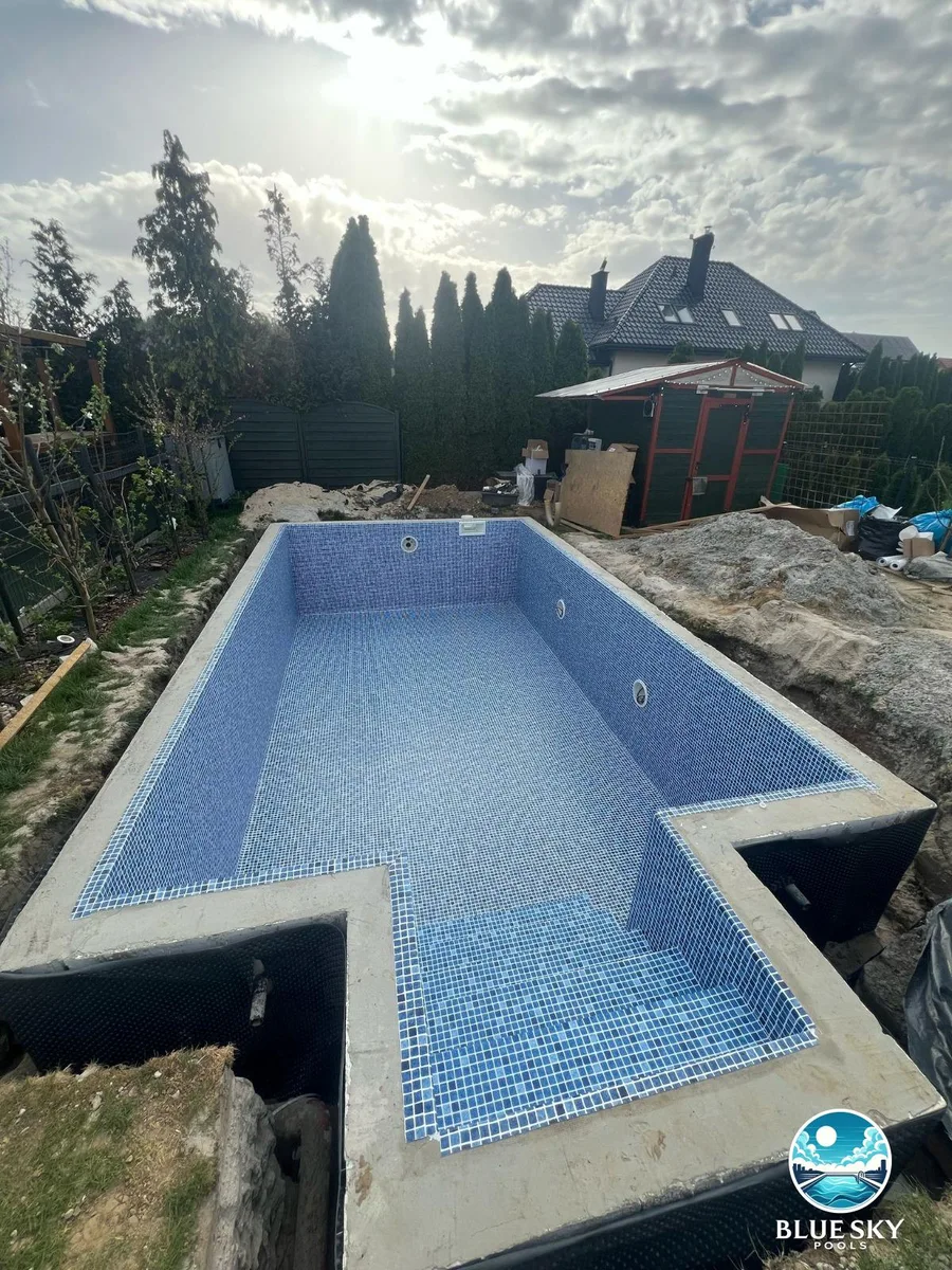 Basen betonowy z mozaikową folią w trakcie budowy