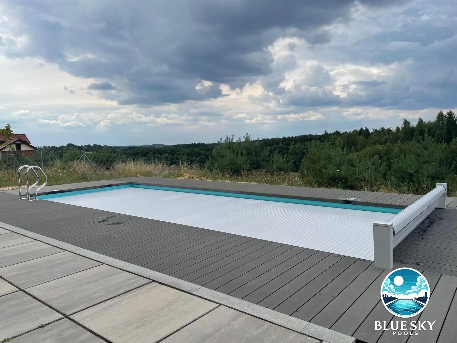 Roleta basenowa szara — drewniane otoczenie tarasowe
