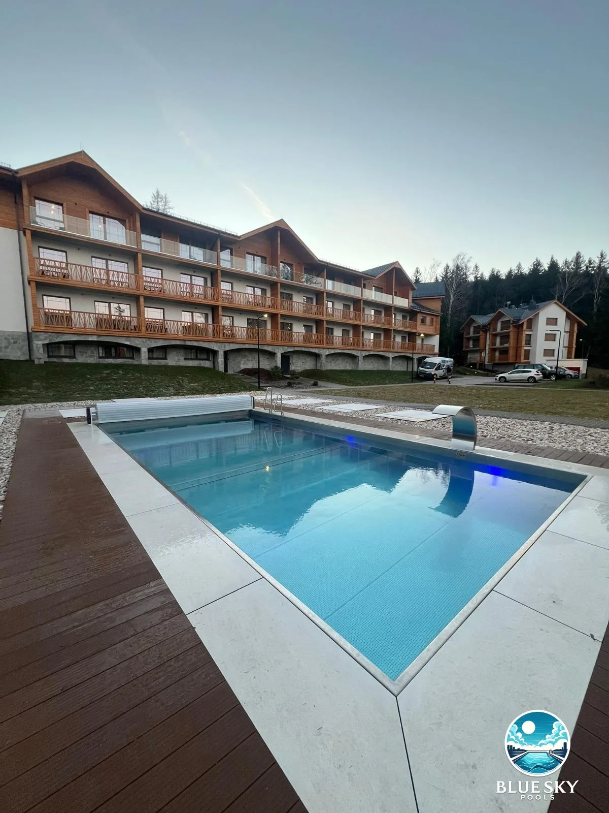 Basen hotelowy z oświetleniem LED i roletą