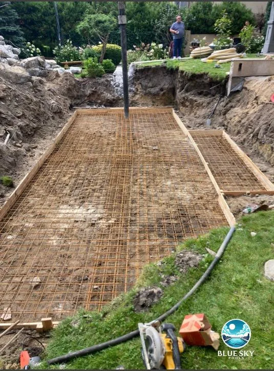 Przygotowanie zbrojenia stalowego przed betonowaniem — technika basenowa Blue Sky Pools