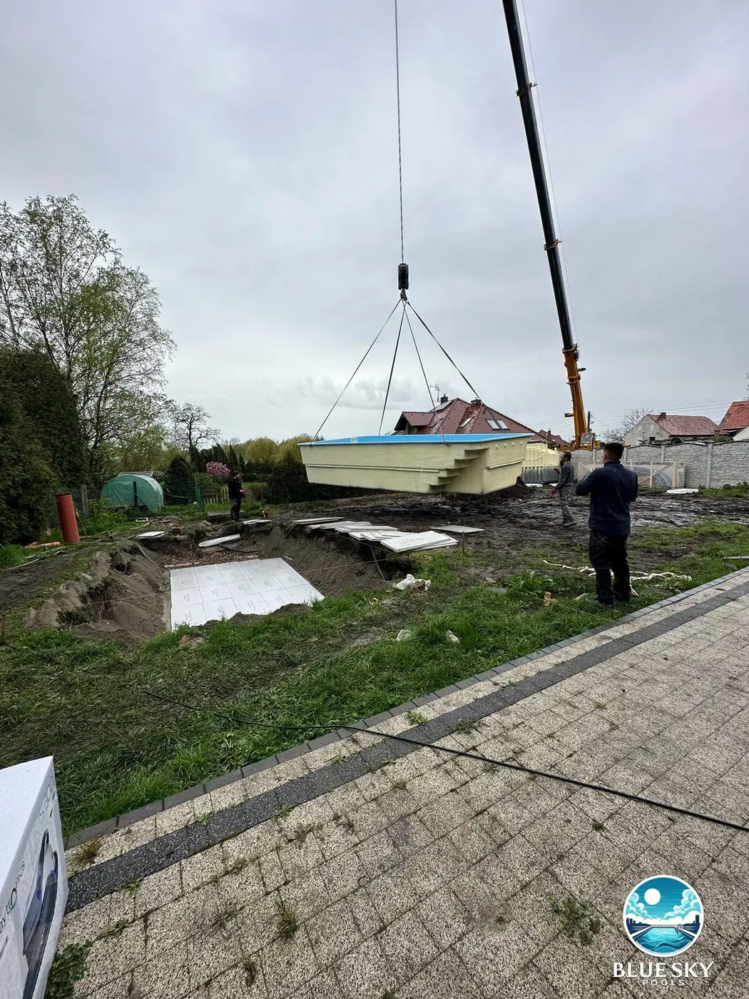 Montaż basenu betonowego z użyciem dźwigu — wykop przygotowany pod budowę
